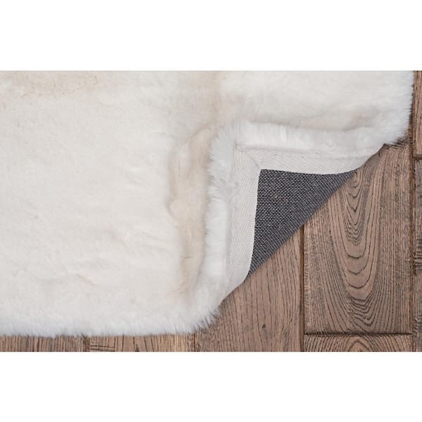 Raven Faux Rabbit White 8x10 Area rug