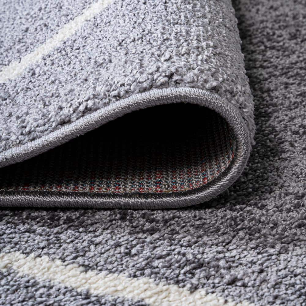 Gray and White Diamond Trellis 4' x 6' Reversible Area Rug