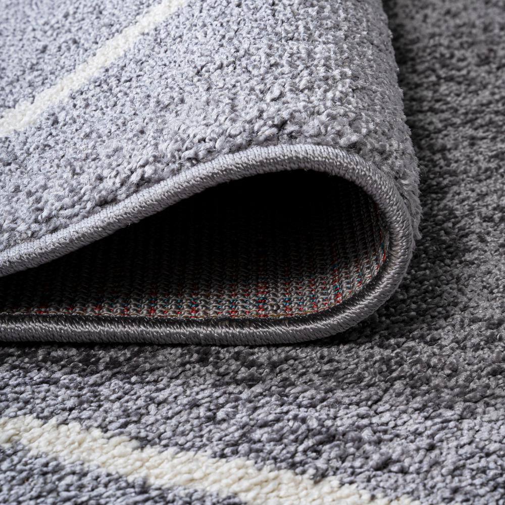 Gray and White Diamond Trellis Synthetic Area Rug, 5 x 8