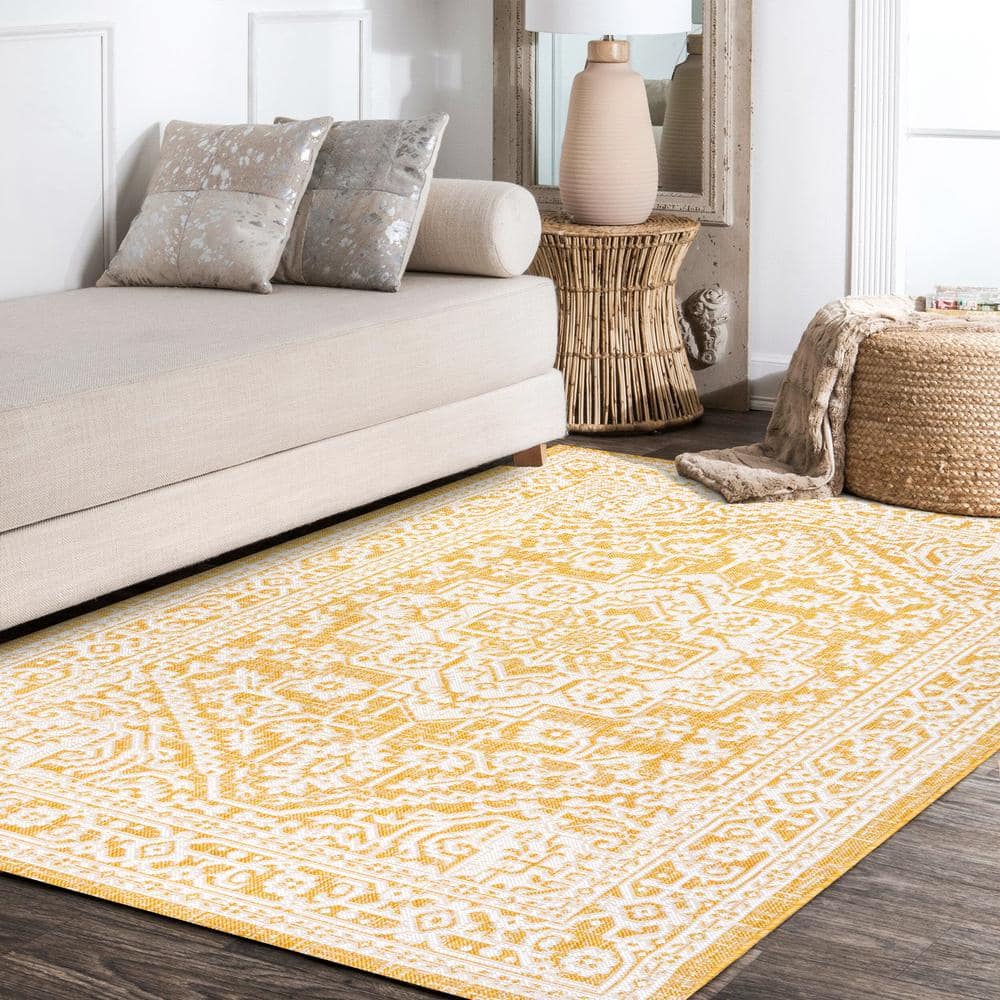 Sinjuri Medallion Gray and Cream 5' x 8' Synthetic Indoor/Outdoor Rug