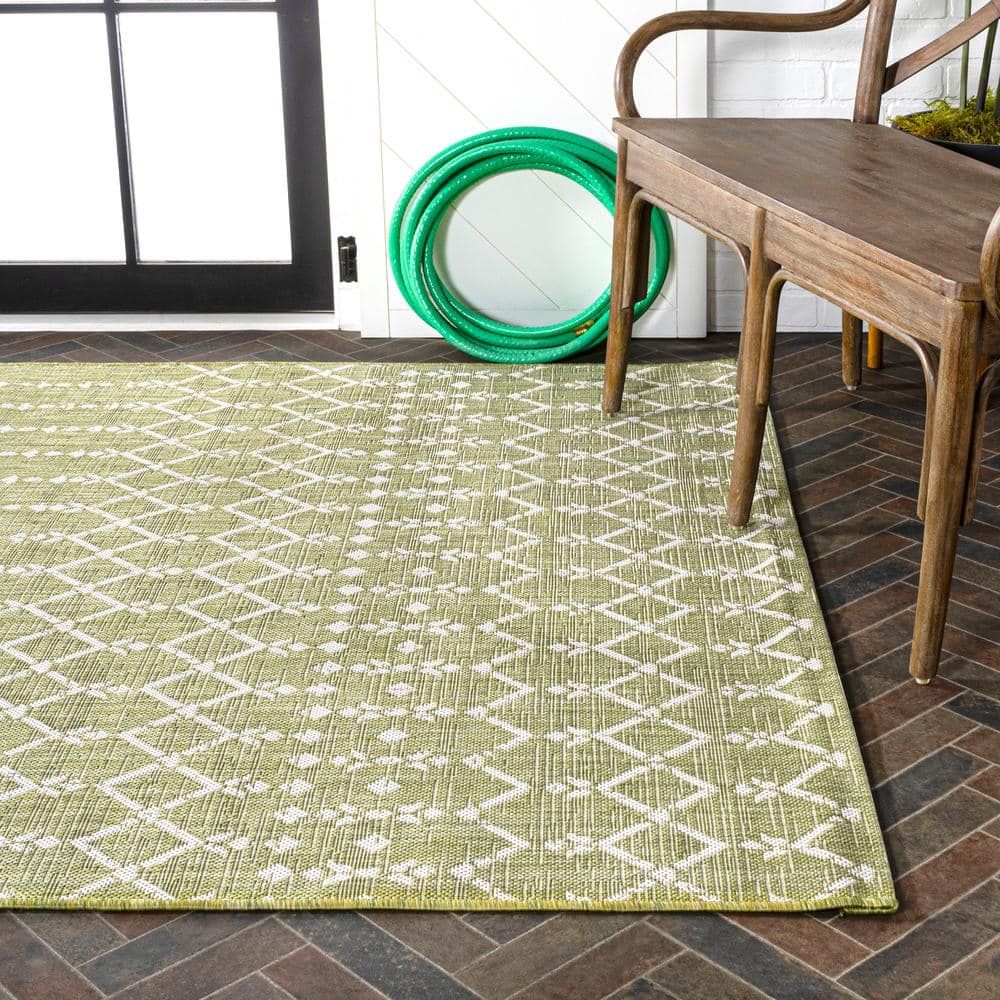 Moroccan Geometric Light Green and Cream 5' x 7' Indoor/Outdoor Rug