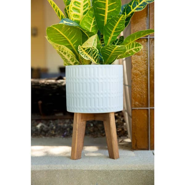 https://images.thdstatic.com/productImages/aaae2657-7ebc-4b71-aa8e-2a51c2bdec91/svn/matte-white-flora-bunda-plant-pots-ct740e2-mtwh-44_600.jpg