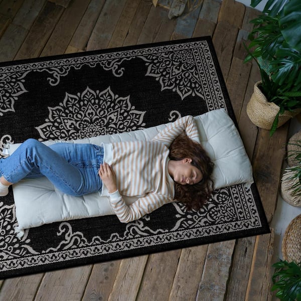 https://images.thdstatic.com/productImages/aaefaca9-fd04-4509-b1af-d544d93ad6a6/svn/black-white-area-rugs-out900-blk-8x10-hd-44_600.jpg