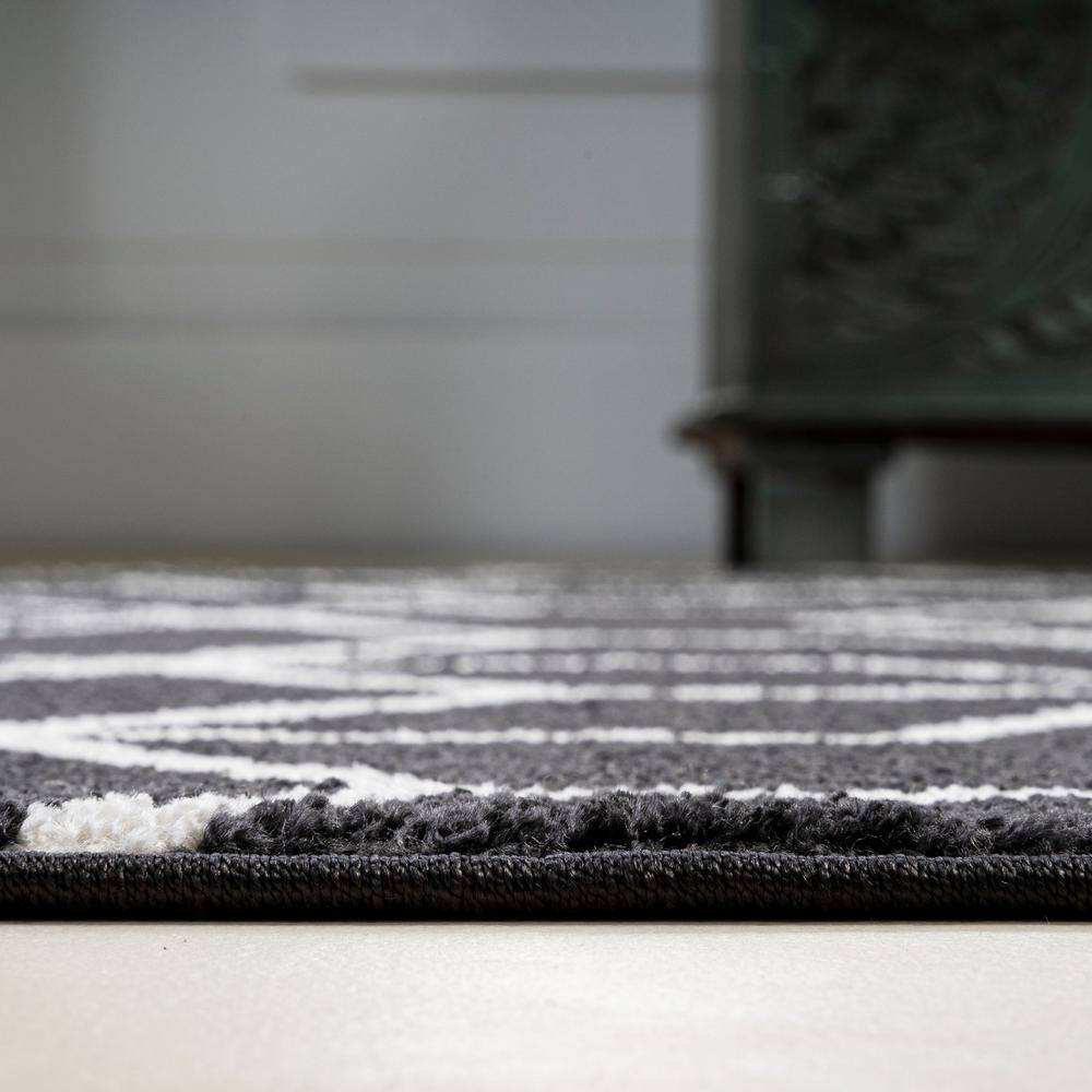 Black and White Geometric Mid-Century Modern Area Rug 4 x 6