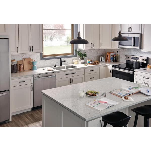 Xander Single-Handle Pull-Out Sprayer Kitchen Faucet in Matte Black