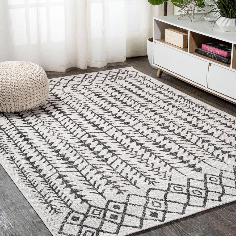 Bohemian Geometric Black/Ivory Synthetic 4' x 6' Easy-Care Rug