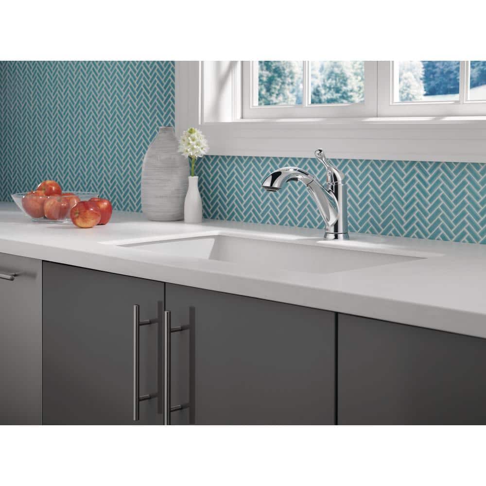 Delta Chrome Single-Handle Pull-Out Kitchen Faucet