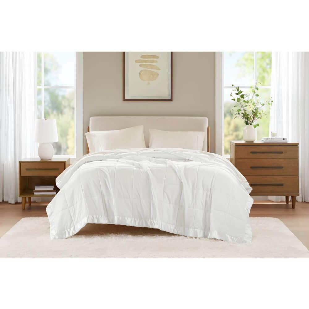 Luxurious Twin Satin-Trimmed Microfiber Down Alternative Blanket