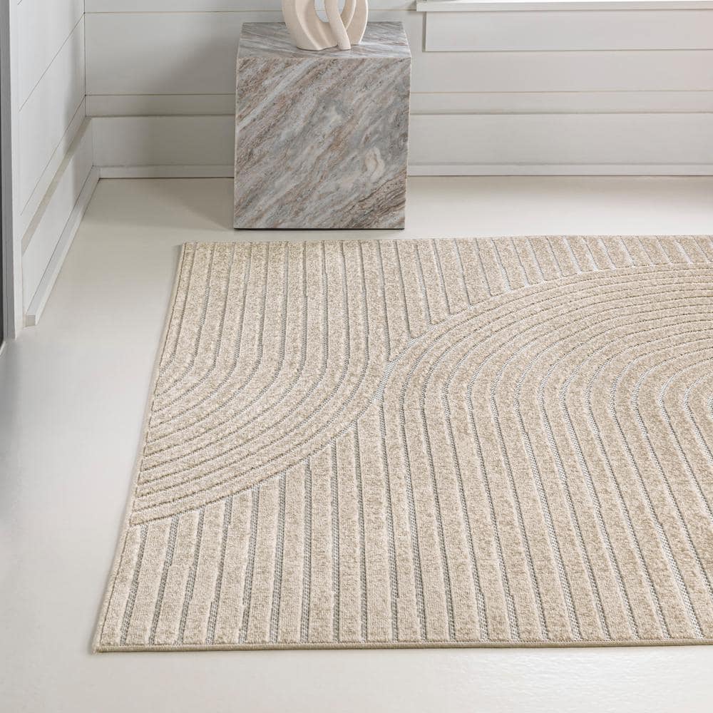 Beige and Cream Geometric High-Low Indoor/Outdoor Area Rug 5 x 8