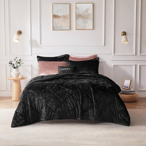 Intelligent Design Isabel (4-Piece) Black Polyester King/California King Velvet Comforter Set with Throw Pillow