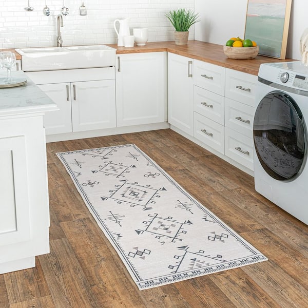 Evalyn Machine Washable Southwestern Motif Cream 2 ft. 6 in. x 6 ft. Runner Rug