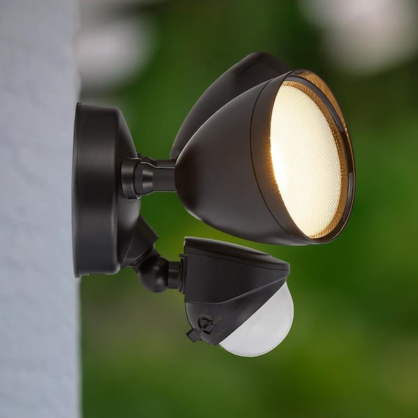 Maxxima 24W-2000 Lumens, Black Motion and Dusk to Dawn Sensor