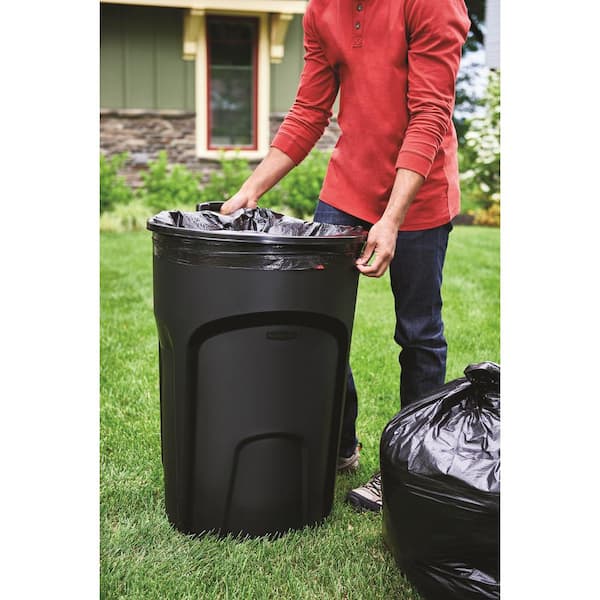 https://images.thdstatic.com/productImages/ac33922a-46eb-4fff-aa84-9fe3893a9584/svn/rubbermaid-outdoor-trash-cans-2012264-2-c3_600.jpg