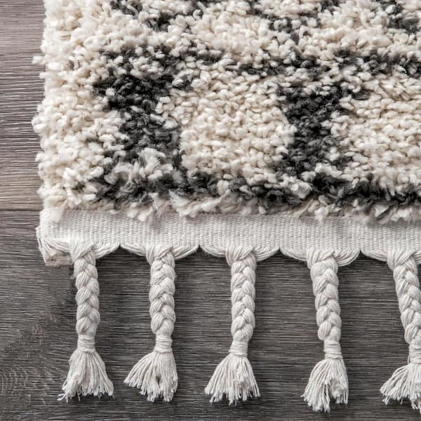 https://images.thdstatic.com/productImages/ac4e05f6-9f6d-43d1-9f45-3d5cbe784267/svn/off-white-nuloom-area-rugs-gcdi02a-92012-44_600.jpg