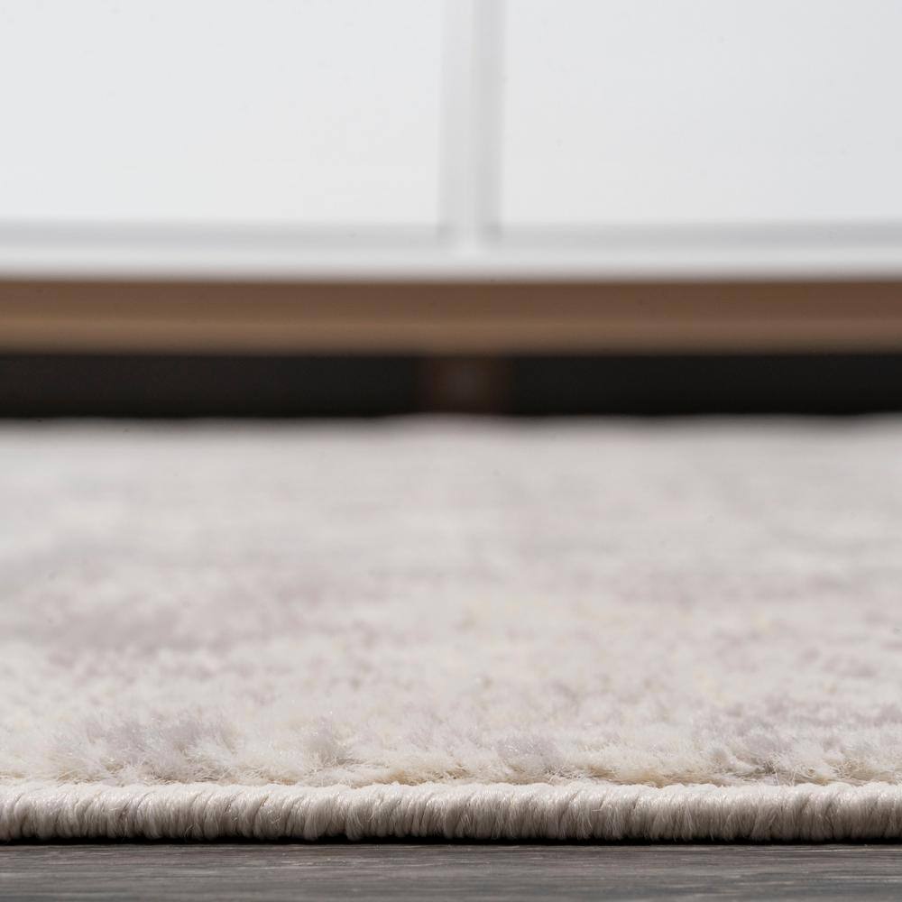 Rosalia Gray and Ivory Synthetic Medallion Area Rug