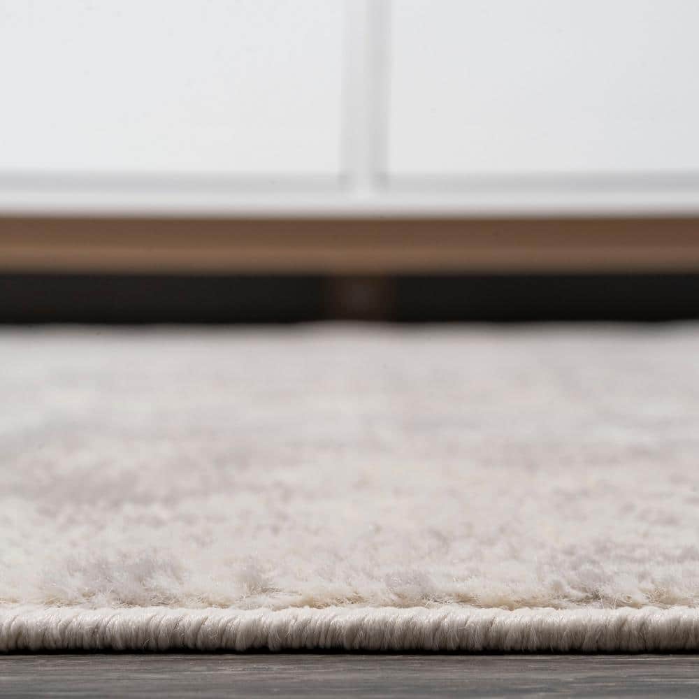 Rosalia Gray and Ivory Synthetic Medallion Area Rug