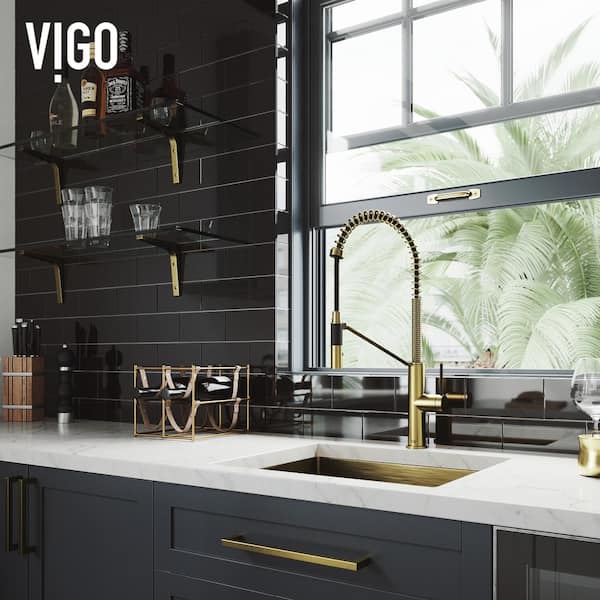 Livingston Single Handle Pull-Down Sprayer Kitchen Faucet in Matte Brushed Gold