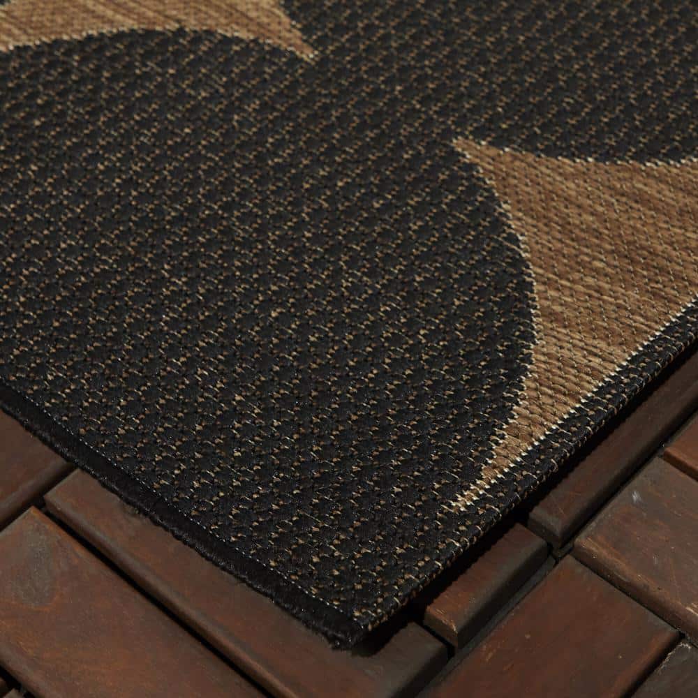 Nielsen Black and Tan Geometric Synthetic Indoor/Outdoor Rug 5' x 7'