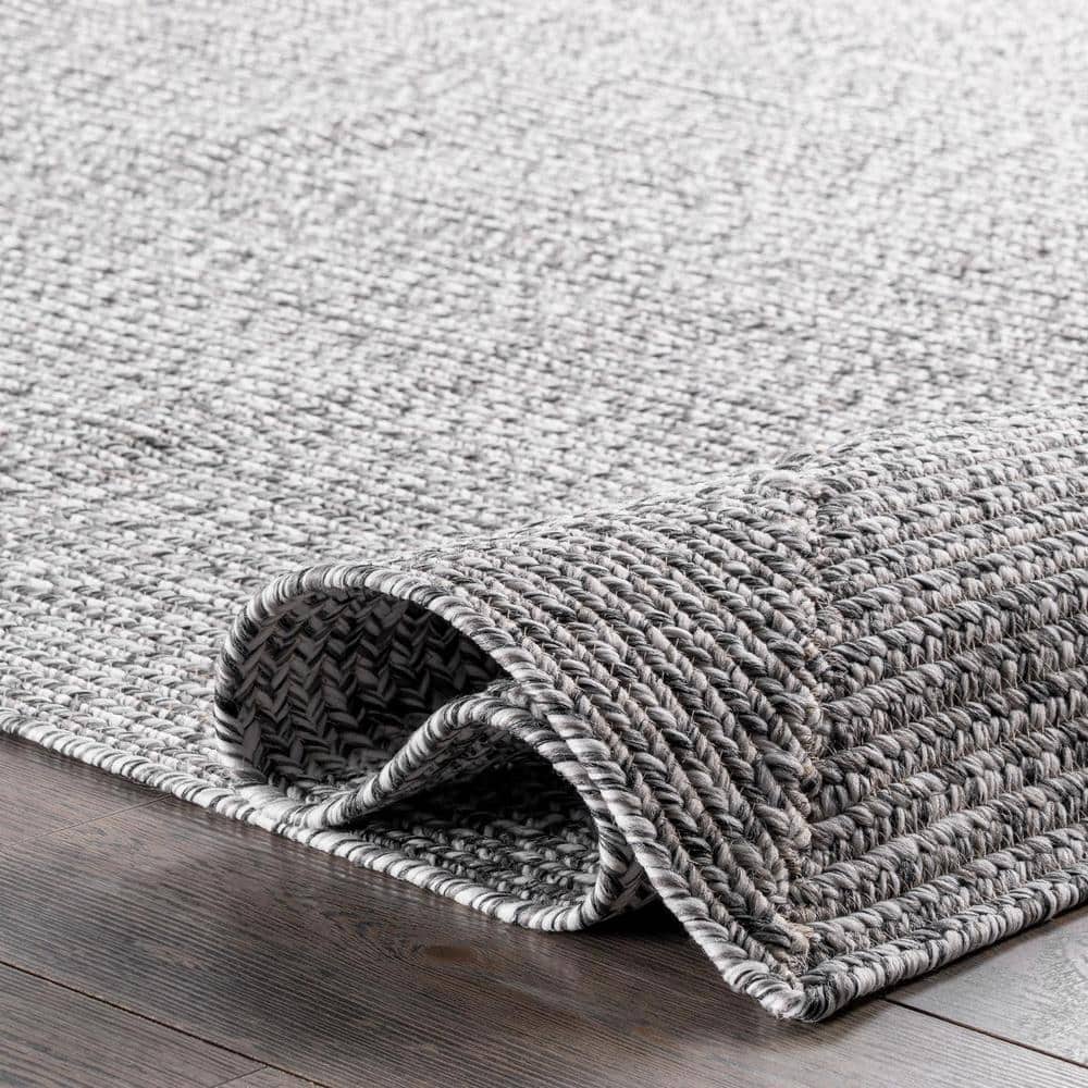 Classic Braided 6' Round Synthetic Rug in Salt and Pepper