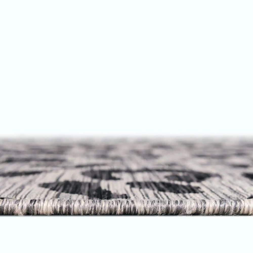 Pet-Friendly Light Gray Synthetic Outdoor 4' x 6' Area Rug