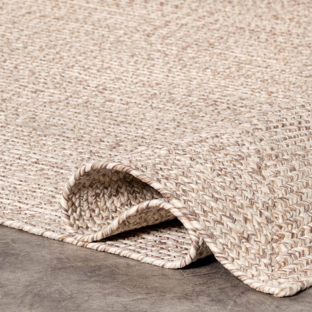 Casual Elegance Tan Synthetic 5' Round Braided Area Rug