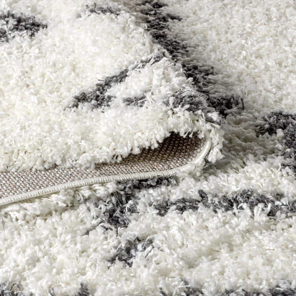 Luxurious Grey/Cream Diamond Shag Synthetic 5' x 8' Area Rug
