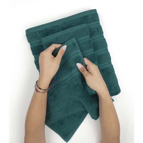 https://images.thdstatic.com/productImages/aebe236e-00bb-4bc4-b102-b0ffe0173516/svn/colonial-blue-bath-towels-edis35x70mav-e27-4f_600.jpg