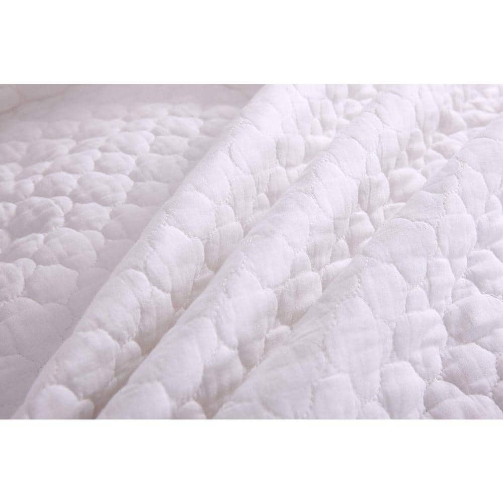 White Cotton Queen Size Scallop Quilted Bedspread Set