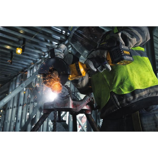 DEWALT - 20V MAX XR Cordless Brushless 7-1/4 in. Circular Saw, 4.5 in. Grinder, and (1) 20V 4.0Ah Battery