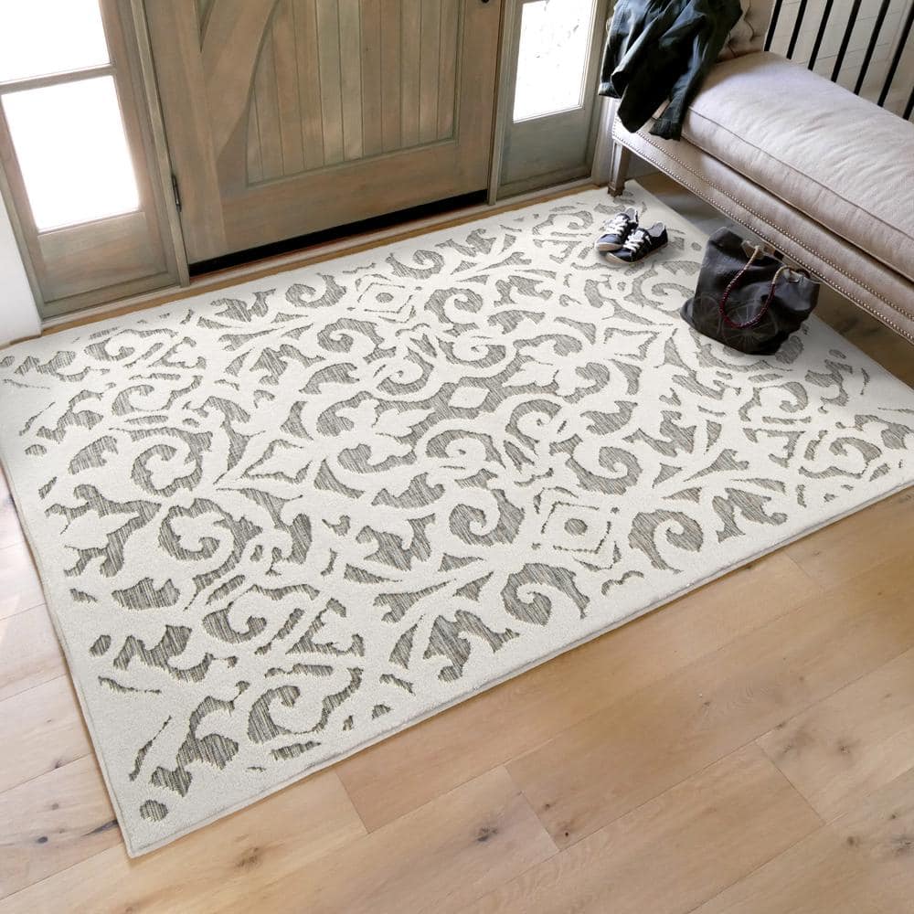 Natural Gray Damask Pattern Indoor/Outdoor Rug, 2'11" x 4'5"
