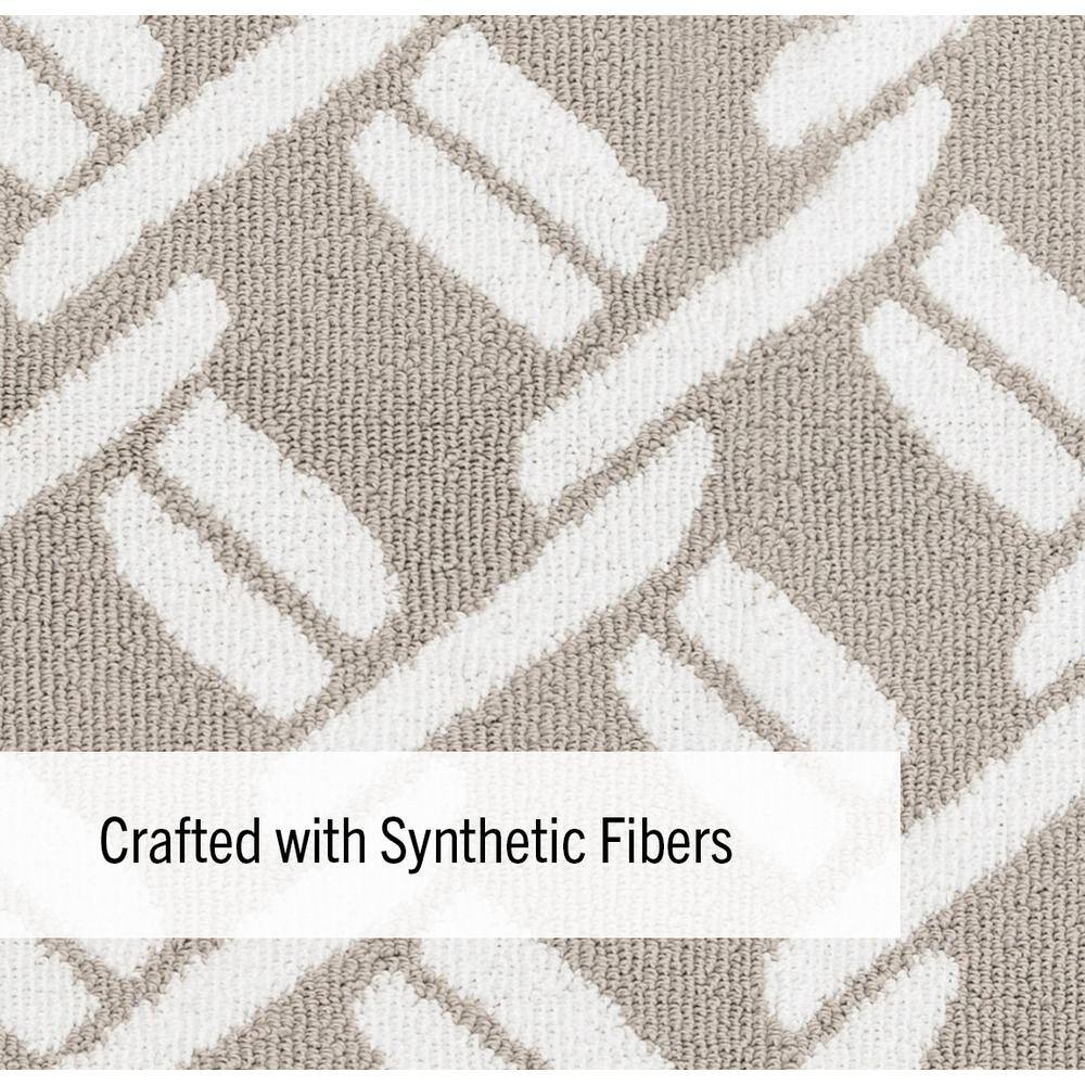 Gray Geometric Tufted Synthetic Runner Rug 26" x 96"