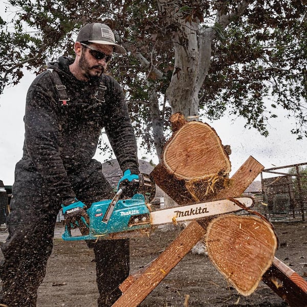 Makita XGT 18 in. 40V max Brushless Electric Battery Chainsaw Kit