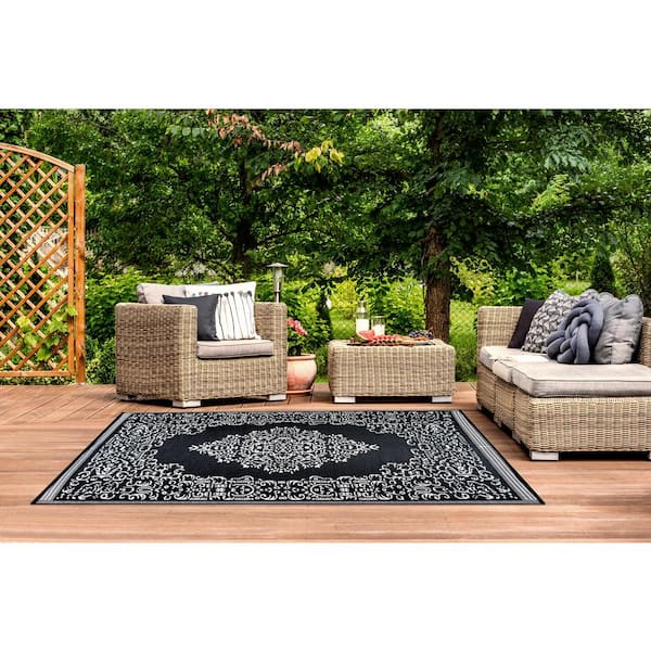 https://images.thdstatic.com/productImages/afe3fe98-8108-451c-8e71-6d77f3bf4e6a/svn/black-white-beverly-rug-outdoor-rugs-hd-odr20745-10x13-4f_600.jpg