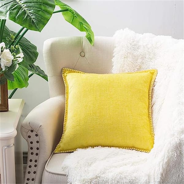 https://images.thdstatic.com/productImages/b05e3f43-8a04-48ce-96fc-111557207131/svn/outdoor-throw-pillows-b08pv16hg2-4f_600.jpg