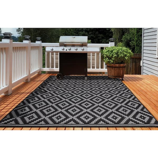 https://images.thdstatic.com/productImages/b0a0ae35-fcb9-4c3e-b840-e68780c5d628/svn/black-stylewell-outdoor-rugs-30325-44_600.jpg