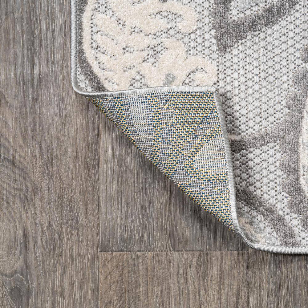 Light Gray and Ivory Paisley Indoor/Outdoor Area Rug 5' x 7'