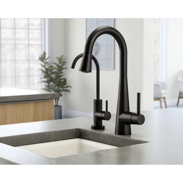 Sleek Single-Handle Pull-Down Sprayer Bar Faucet Featuring Reflex and Power Clean in Matte Black