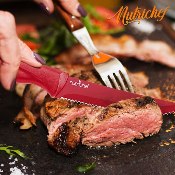 https://images.thdstatic.com/productImages/b0ce2f1c-d0a7-4b14-a25f-e2c3867820ad/svn/nutrichef-steak-knives-ncsk8red-31_600.jpg