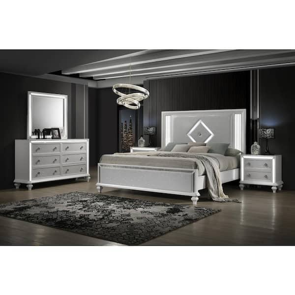 New Classic Furniture Stardust 5-Piece White King Wood Bedroom Set (Bed/Dresser/Mirror/2-Nightstands)