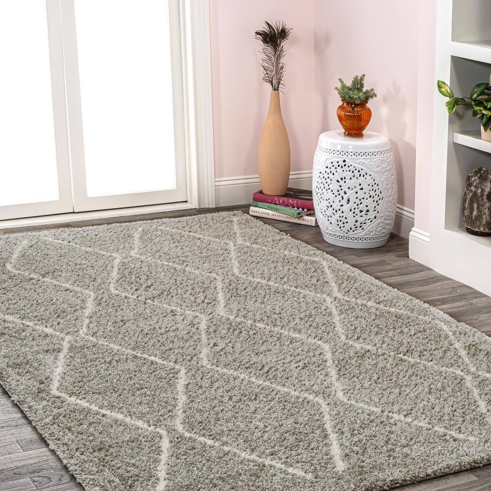 Catala Gray and Ivory Diamond Shag 5' x 8' Area Rug