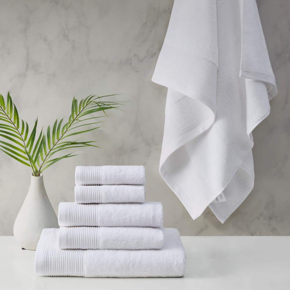 https://images.thdstatic.com/productImages/b14d8f15-8bea-47ad-900b-ab6e1816d0b0/svn/white-beautyrest-bath-towels-br73-3751-64_1000.jpg