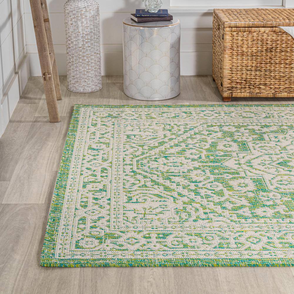 Sinjuri Cream/Green Medallion 4'x6' Synthetic Indoor/Outdoor Rug