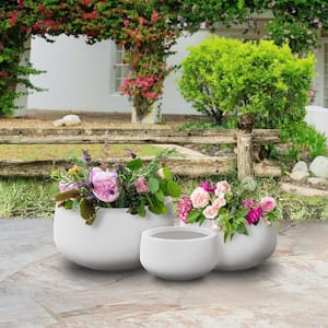 https://images.thdstatic.com/productImages/b1f39184-d0c1-439e-aa5a-505aeda4e7f4/svn/solid-white-plant-pots-pa1521s3-8011-64_300.jpg