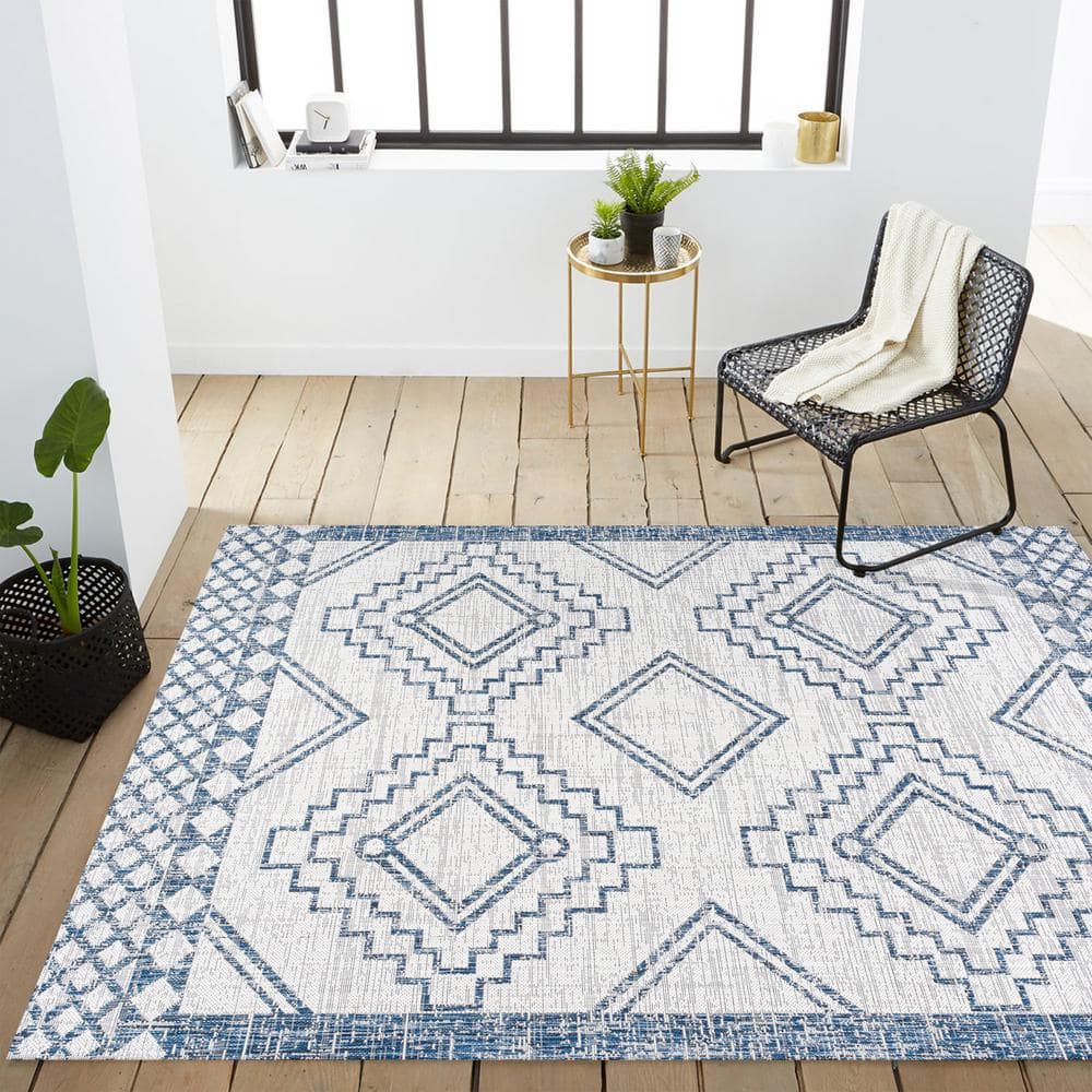Ivory/Blue Synthetic Medallion Rectangular Easy-Care Rug