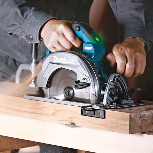 https://images.thdstatic.com/productImages/b25af98c-4d87-4ab4-b008-2076710c462c/svn/makita-power-tool-combo-kits-gt400m1d1-77_600.jpg