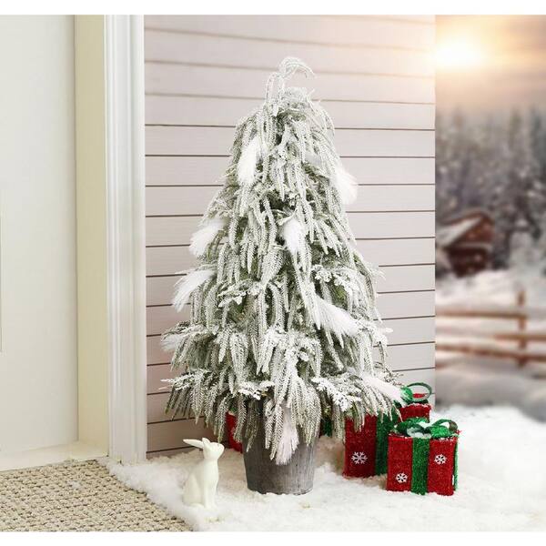 LuxenHome 4 ft. Unlit Artificial Christmas Tree Potted with White