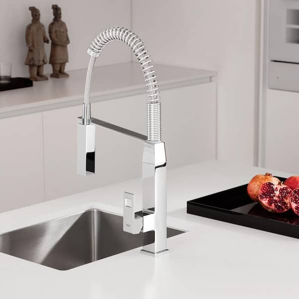 Eurocube Single-Handle Pull-Down Sprayer Kitchen Faucet in StarLight Chrome