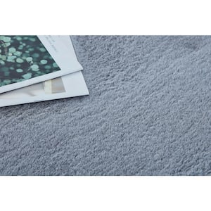 Lily Luxury Grey 5 ft. x 7 ft. Chinchilla Faux Fur Polypropylene Area Rug