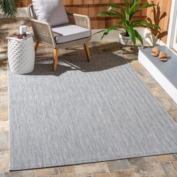 Courtyard Gray/Navy 4 ft. x 6 ft. Geometric Indoor/Outdoor Patio  Area Rug