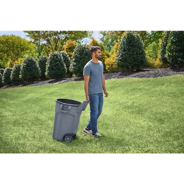 https://images.thdstatic.com/productImages/b39e45ef-8a30-4550-a9b4-214a23478820/svn/rubbermaid-commercial-products-outdoor-trash-cans-2179402-4f_600.jpg